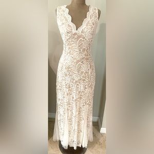 Gorgeous Lace Lined Dress. Size Medium. Brand New.